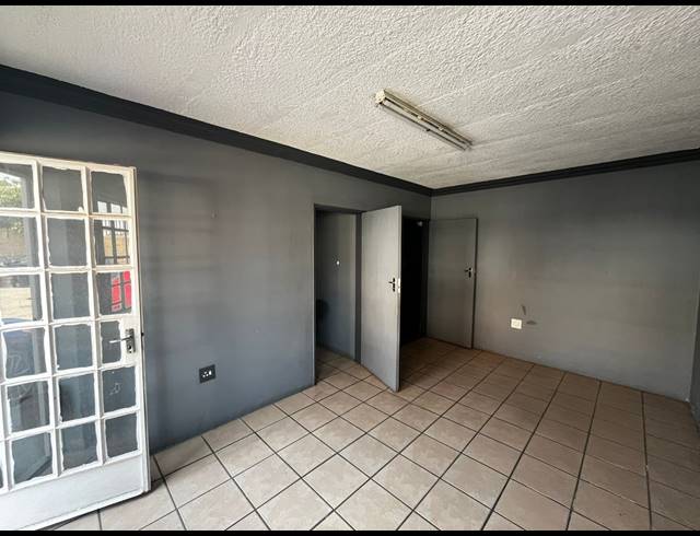 250M² FACTORY TO LET IN MOREHILL